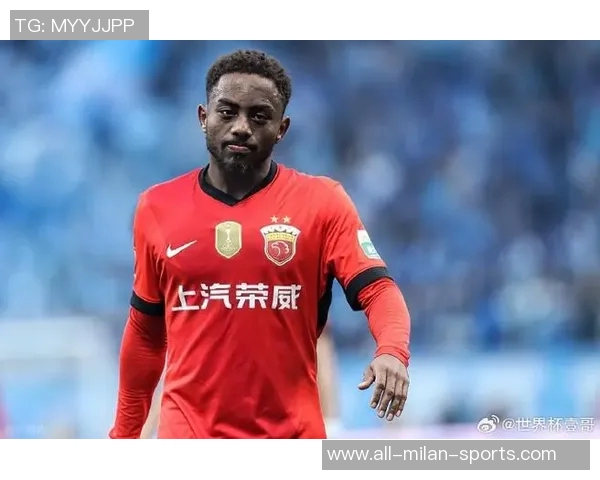 记者展示海港新赛季球衣清新红色造型引发球迷热议